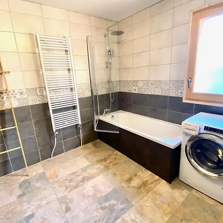 Apartment Renovated With Terrace For 14 People