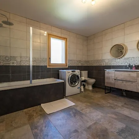 Renovated With Terrace For 14 People شقة *