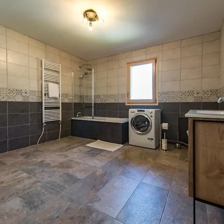 شقة Renovated With Terrace For 14 People *