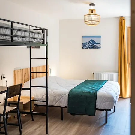 Renovated With Terrace For 14 People شقة